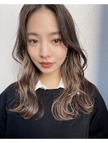 大人気！韓国風前髪なしのミディアムレイヤー×インナーカラー