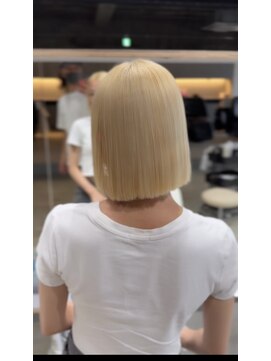 ヒペリカム(hypericum) 大人可愛いハイトーンボブ