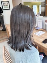ビーチ(BEACH)&nbsp;寒色系カラーブリーチなしグレージュ外ハネミディ