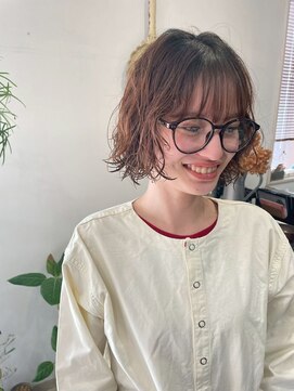 シー 岡崎(,SHE) クセ感を活かした軽やかな質感の大人ラフナチュラルミディ