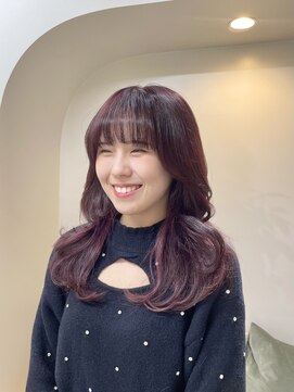 クル(k u r u) レイヤーカットとカシスピンク