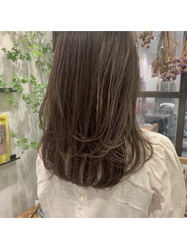 ユーフォリア 青山(Euphoria) ハイライトとレイヤーたっぷりベージュカラー