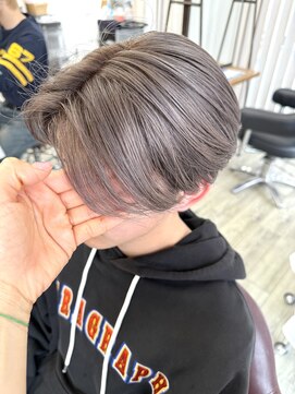 ベルバイグレイス(BELLE by grace) 【センターパート×シルバー(全頭ブリーチ)】