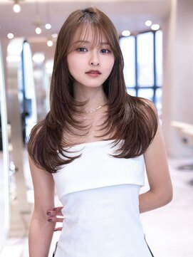 大人ガーリー×ミディアムレイヤーカット×グレーブラウン