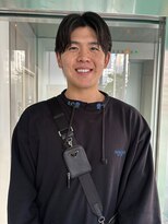 ユヌ(Une) kotaro センターパートとダウンパーマ