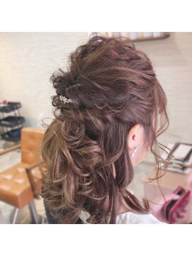 モアヘアーセカンド(MORE-HAIR Second) キレイめハーフアップ