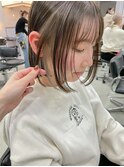 グレージュ×インナーカラー×前下がりボブ