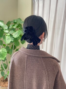 イーズ(ease.) シニヨン/カチモリヘア/ベロアリボン/お呼ばれヘアアレンジ