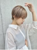 ミルクティーベージュうざバングハイトーンショート
