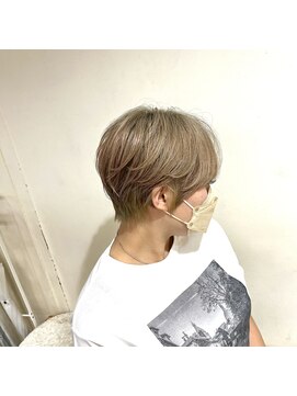 シア(sia) 小顔ショートレイヤー