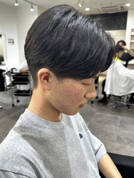 ヒュイル バイ ニアウ(Hwyl by Niau) メンズマッシュパーマニュアンスパーマスパイラルパーマ刈り上げ