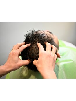 日頃の疲れを解消できるヘッドスパをはじめ、複数の贅沢メニューをご用意しております。＜理容室＞新宿西口