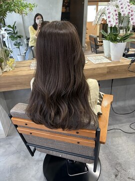 ティティ(TiTi) 赤みを抑えた透け感カラー[TiTi_栗林れい]