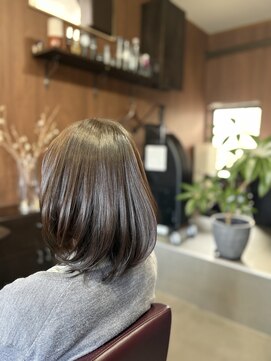 アオイ(Aoi) 広がりやすい髪もまとまるミディアムレイヤー×艶ブラウンカラー