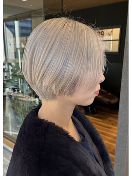 マウ(mau) ブリーチカラー　ホワイトグレージュ　ショートヘア