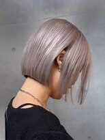 ヴァーディ オモテサンドウ(Vardy omotesando)&nbsp;グレージュ・ハイトーンカラー・グレーヘア・ボブ・ケアブリーチ