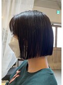 カジュアル好きな方にオススメ！ストレートに切り込んだミニボブ