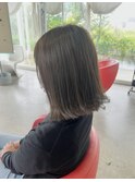 “オリーブグレージュ”