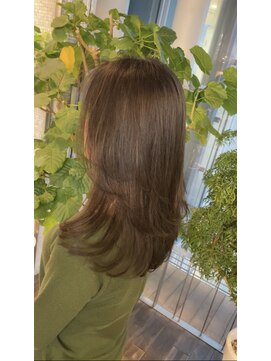 ザック ヴィ(ZACC  vie) レイヤーカットとラテベージュ