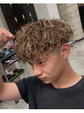 イーラ(era) 外国人風スペインカールパーマ/メンズ/刈り上げ/眉毛/ツイスト