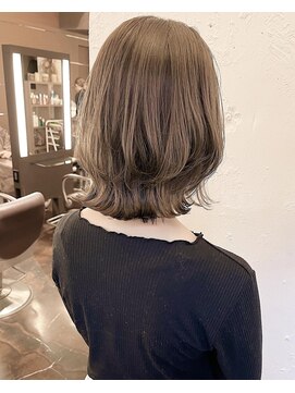 ティーシェル(TIECHEL) 小顔イメチェン、ブルーグレージュカラーくびれレイヤーボブ