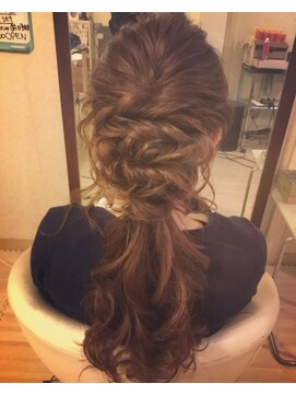 ヘアーセット モコロ(Hair Set MOCORO) ポニーテール風アレンジ