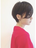 she.のサイドシルエットのキレイなショートスタイル