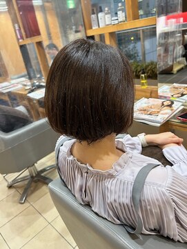 スタジオ アルファプラス 日暮里店(studio α+) ステップボーンカットカットボブショートハイライト白髪ぼかし