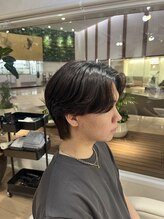 ウノプリールヴァモス(unopulir Vamos) 襟足ありセンターパート黒髪ニュアンスパーマ前下がり