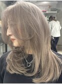 レイヤーボブハイライトブリーチレイヤーハイトーングレージュ