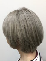 ヨシトモ(YOSHITOMO)&nbsp;オトナ女性なら“全頭ブリーチ”白髪ぼかしカラー