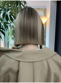 能瀬 1 美髪デザインセクションカラーに切りっぱなしミニボブ