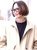 あご上まで切り込んだバランスのフラットボブヘアー