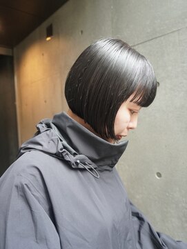 カシ 中目黒(CASI) 潔く美しい、オフブラックのボブ
