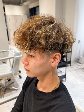 ルーシー 渋谷(LUCEY) スペインカール極道パーマホワイトメッシュスキンフェード短髪