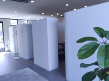 エルメ 鈴鹿(erme)の雰囲気(4席の小人数制サロン ゆったりした空間でお過ごし下さい)