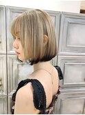 20代30代/ホワイトブロンド×ラインカラーの甘辛ミックスボブ