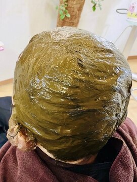 ビーンズ(Beans) ハナヘナカラー施術中/時間を置けばおくほど染まる♪