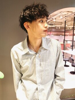 イル(il)の写真/流行のツイストパーマ、波巻パーマ、韓国風パーマ～カジュアルスタイルのメンズカットが得意です。
