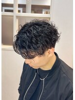 コハク(COHAQ BEAUTY AND RESORT)&nbsp;シャドウパーマ/センターパート/メンズ/メンズパーマ