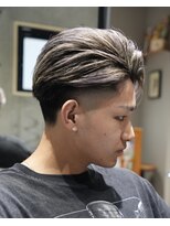 メッツ 原宿(METS)&nbsp;MEN'S/かき上げサイドパート×ハイライト/テーパーフェード