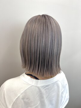 シカ 神戸三宮元町店(Cica) ブリーチ グレー シルバー ラベンダー ボブ 外ハネ 三宮 元町