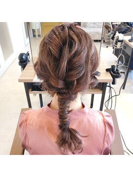 ミネヘアアンドメイク高知店 下めのルーズポニー