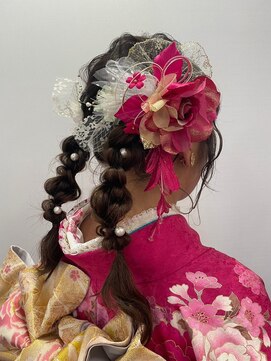 美容室 メザミー MESAMIES 成人式ヘアセットトレンド玉ねぎ&大型造花ガーリースタイル小顔