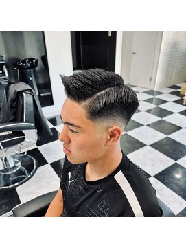 カッター(CUTTER) サイドパート×スキンフェード