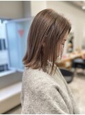 大人上品なブリーチカラーの切りっぱなしボブ