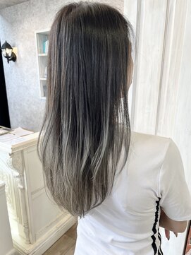 キャアリー(Caary) 福山市Caaryケアブリーチグラデーションシルバーグレー20代30代