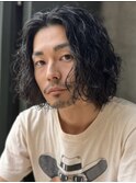 大人の波巻きスパイラルパーマミディアムロングメンズカットヘア