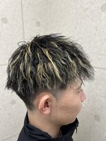 ヘアースタジオ シーオーイー(hair studio C-O-E) 黒×金ハイライトスタイル