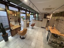 ベニー(benii)の雰囲気（陽が入る明るい空間です。アットホームでリラックスタイム♪）